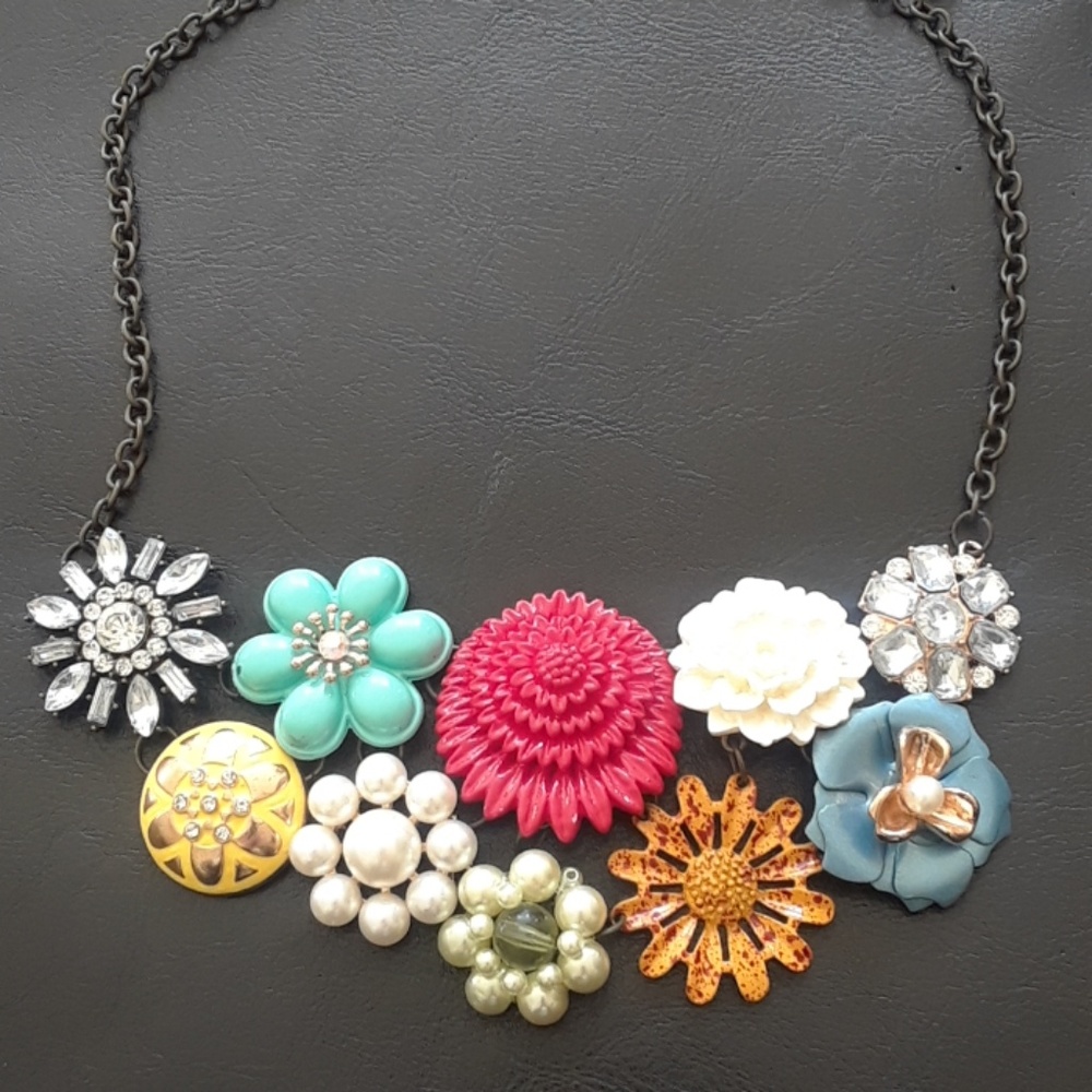Flower button necklace